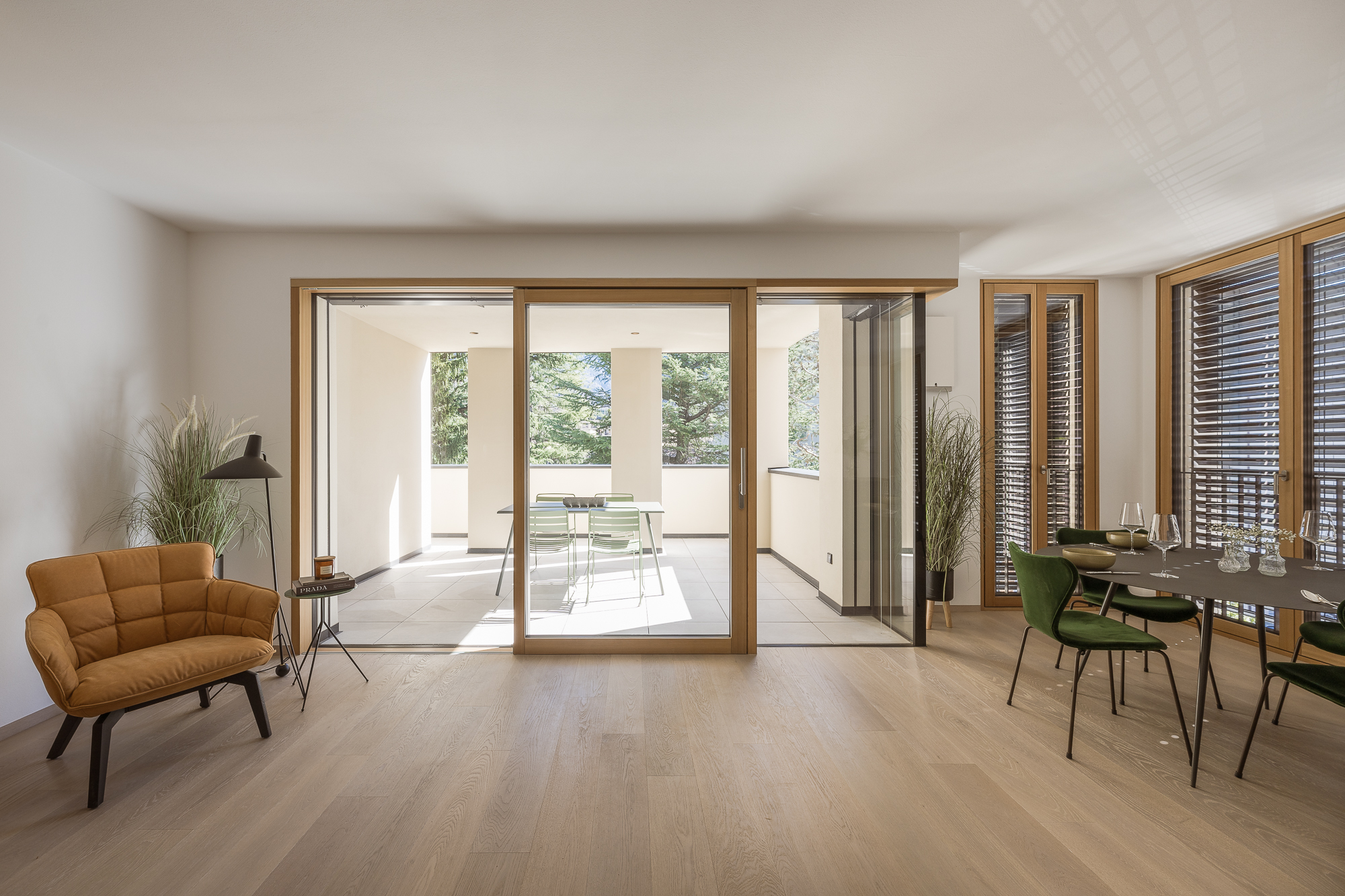 Heller Wohn- und Essbereich mit großer verglaster Loggia