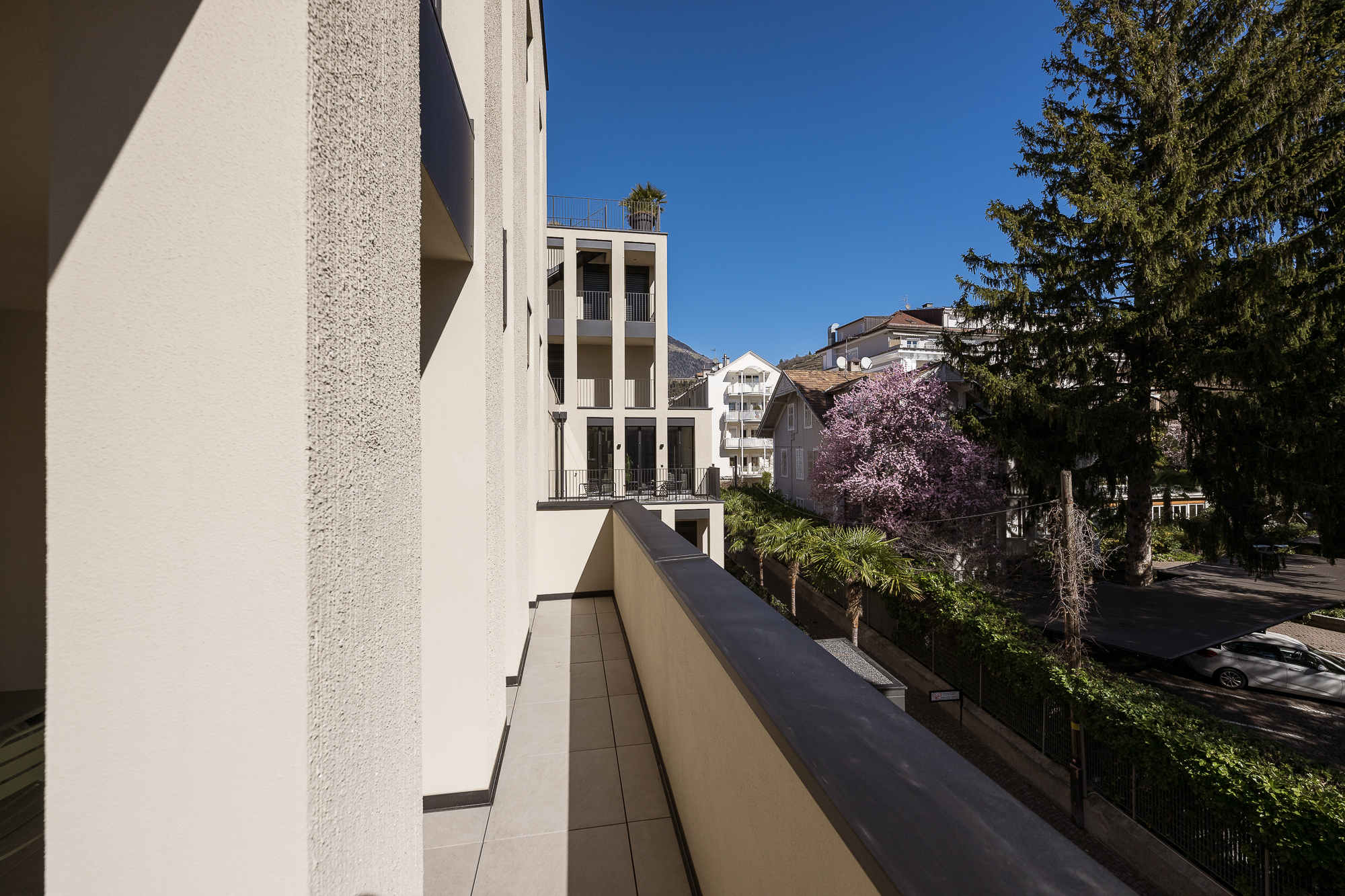 Seitliche Loggia mit Aussicht auf die umliegende Meraner Architektur
