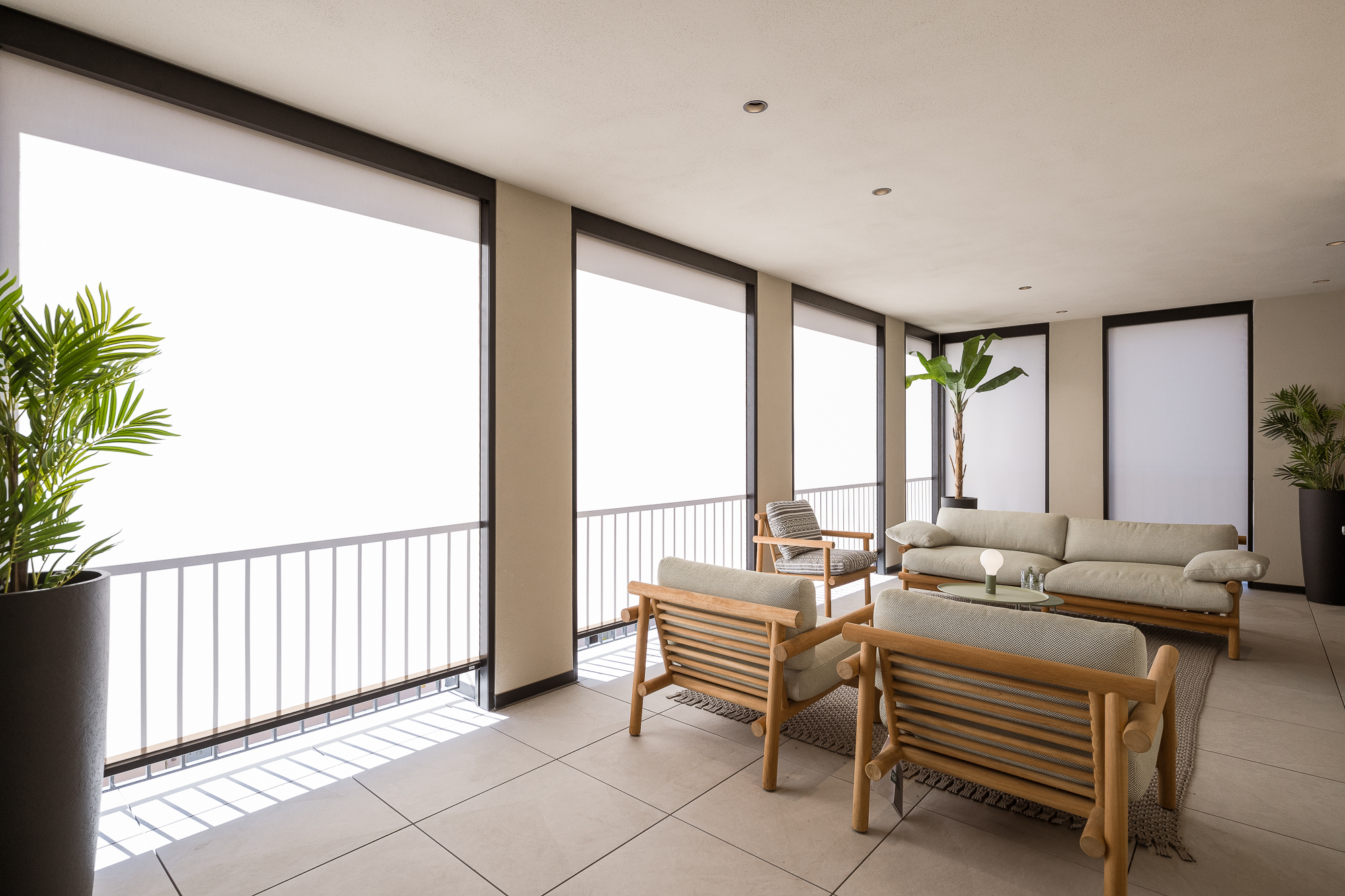 Großzügige Loggia mit hochwertigem Loungebereich