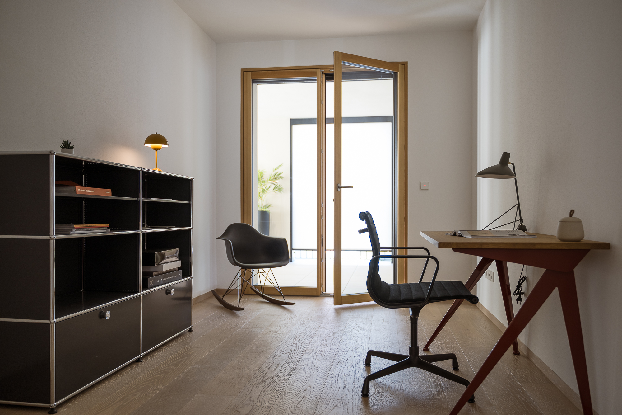 Helles Homeoffice mit Zugang zu einem geschützten Freibereich