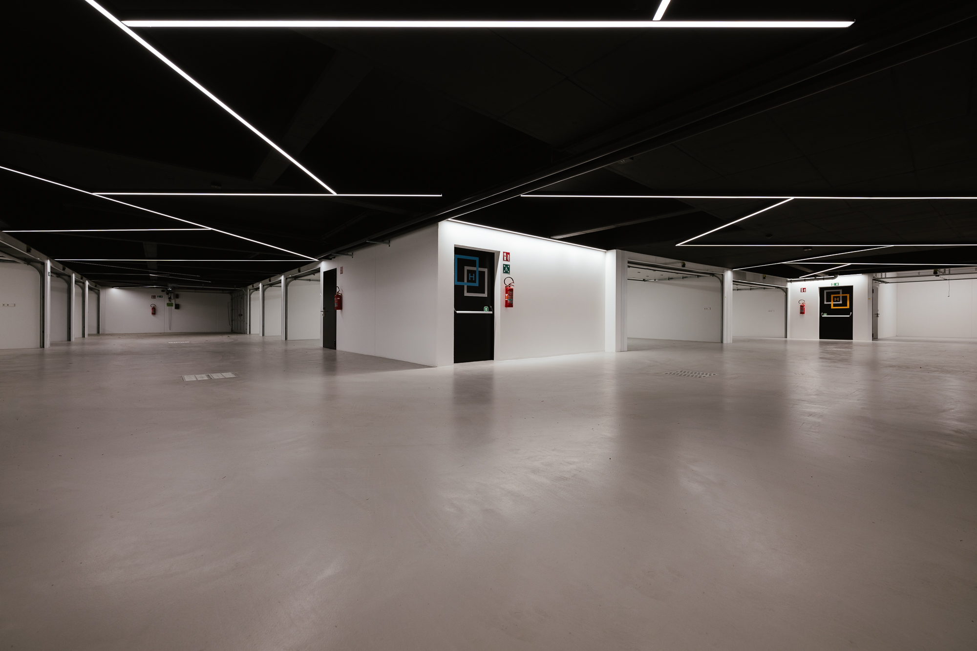 Großzügige und hochwertig beleuchtete Tiefgarage des Hartmann Haus II