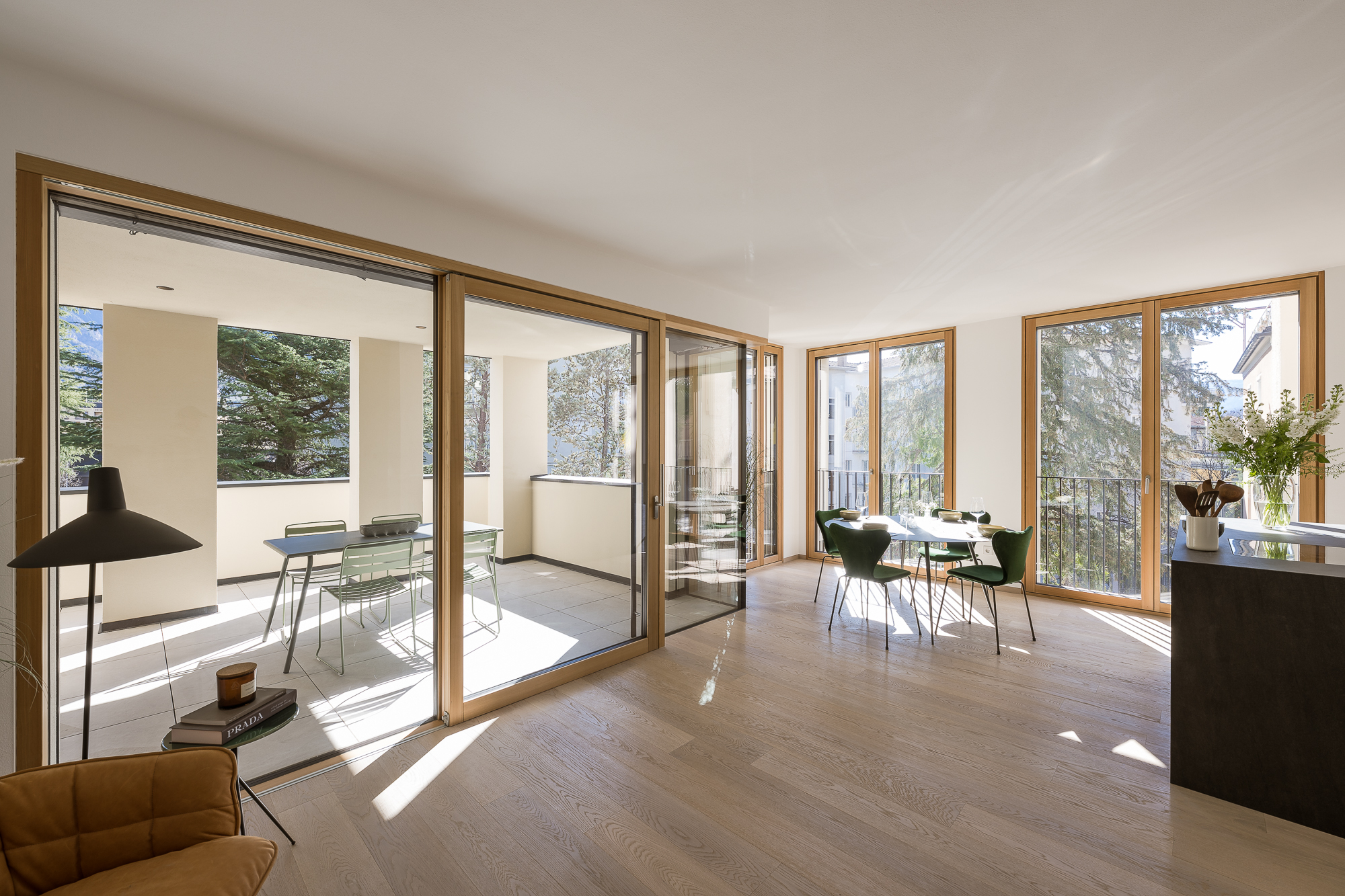 Lichtdurchfluteter Wohnraum der Wohnung Loggia Dinner mit großer Loggia und Essbereich